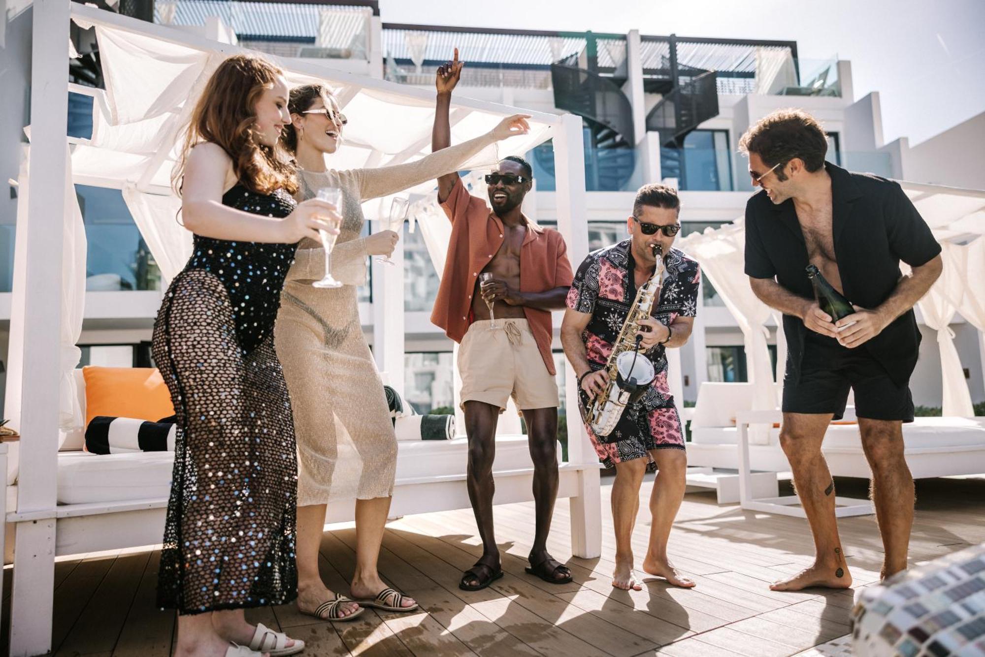 伊维萨硬石酒店 普拉亚登博萨 外观 照片 The band performing on board of a cruise ship