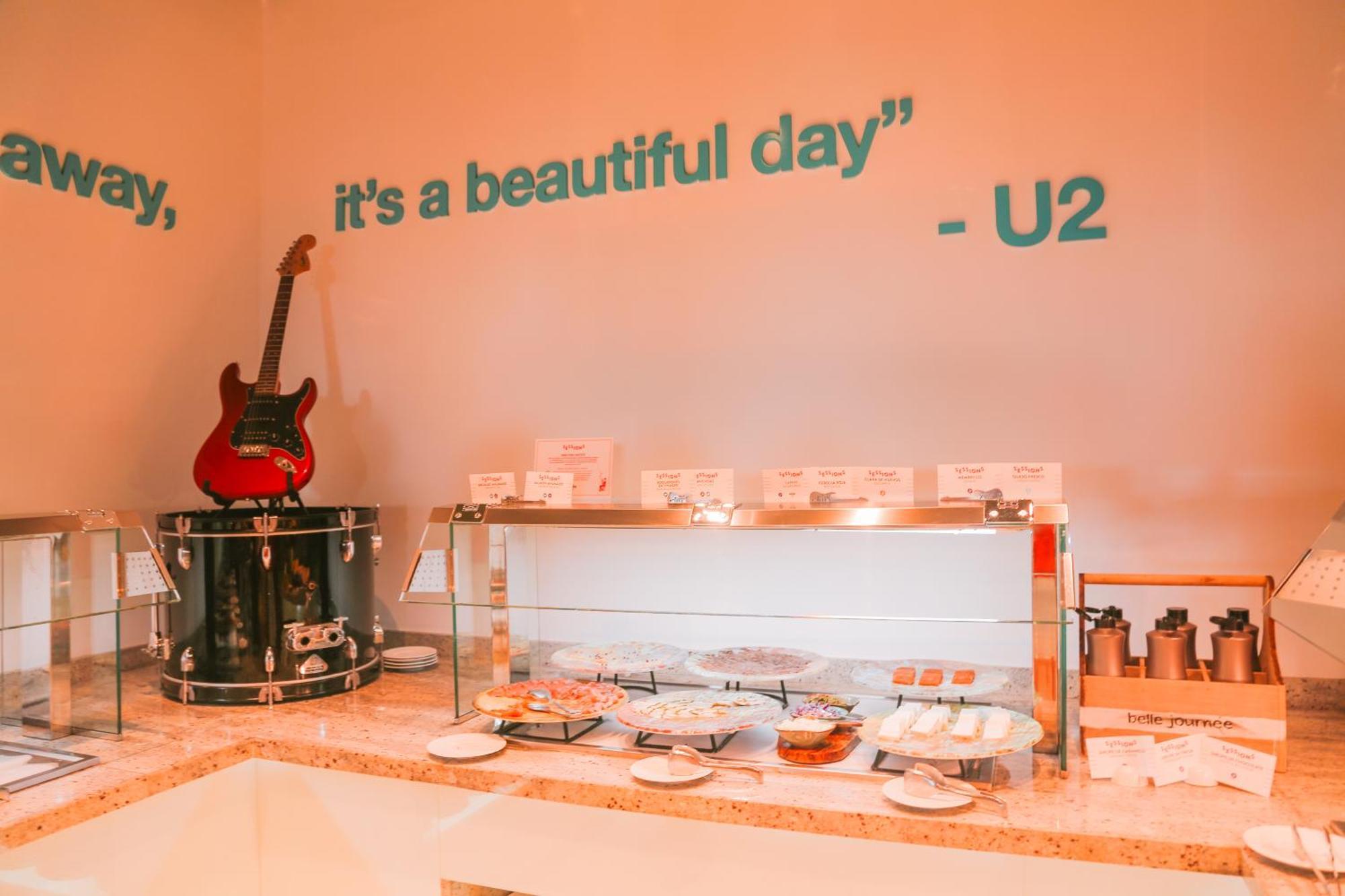 伊维萨硬石酒店 普拉亚登博萨 外观 照片 A quote from U2's "Beautiful Day" on the wall of a coffee shop in Vienna, Austria