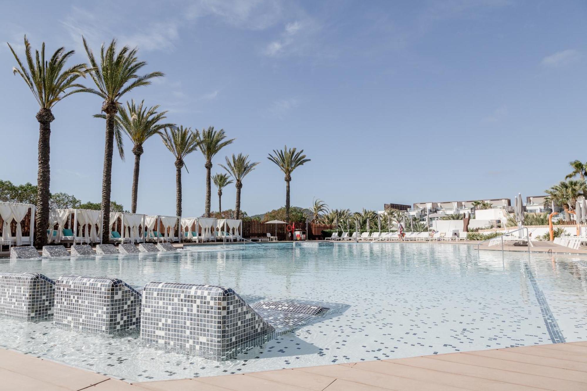 伊维萨硬石酒店 普拉亚登博萨 外观 照片 A swimming pool in a hotel